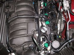 Motorraum eines Jeep Grand Cherokee 6.4 SRT mit Zavoli Autogas - Teilen